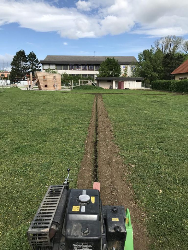 Teesdorf: Blick vom Fußballplatz Richtung Schulgebäude