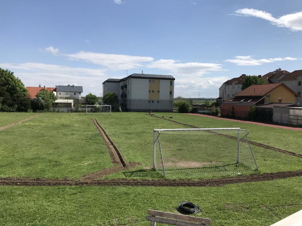 Teesdorf: Montage der Bewässerung am Fußballplatz